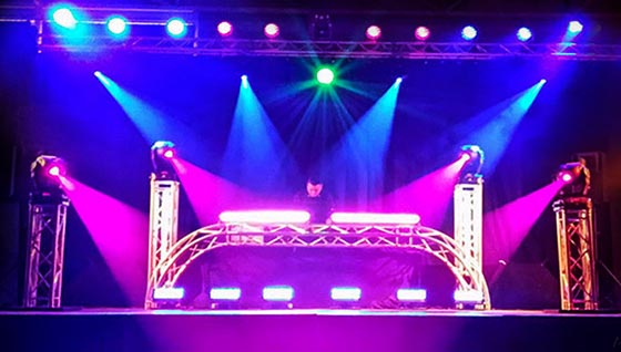 Animation DJ évènement public, bal, fête votive, soirée étudiante, soirée gala entreprise dansante, club, comité des fêtes, association. DJ Triangle